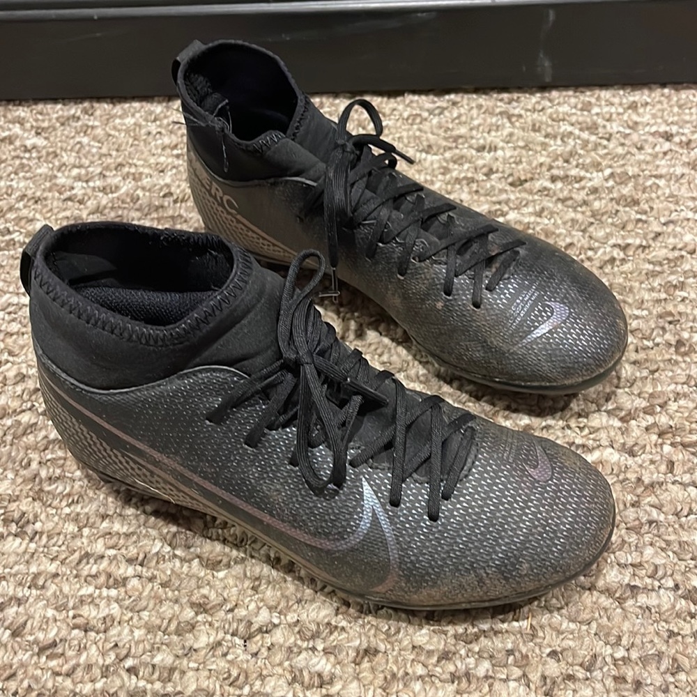 Nike Boys Size 4 Soccer Cleats